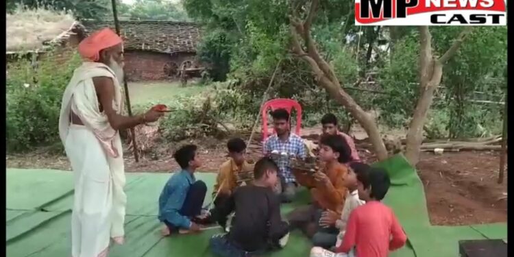 विदिशा आस्था या अंधविश्वास…..लटेरी के धरगा गांव में जमीन से प्रकट होगी हनुमान जी की मूर्ति, गांव में ओंकारेश्वर से आए एक बाबा का दावा