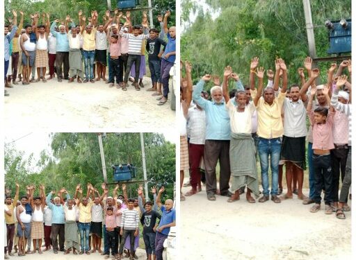 गुंदारा गांव में 1 महीने में पांच ट्रांसफार्मर पकाने से ग्रामीण हुए परेशान विद्युत विभाग के खिलाफ नारे लगाकर ट्रांसफार्मर किया वापस