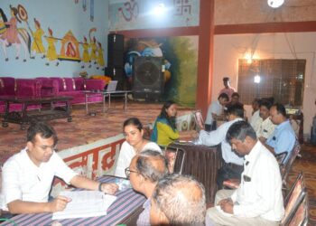 कलेक्‍टर ने सहायक संचालक सामाजिक न्‍याय और जिला स्‍वास्‍थ्‍य एवं परिवार कल्‍याण अधिकारी को नोटिस जारी करने के निर्देश दिये