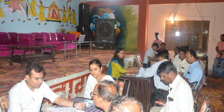 कलेक्टर ने सहायक संचालक सामाजिक न्याय और जिला स्वास्थ्य एवं परिवार कल्याण अधिकारी को नोटिस जारी करने के निर्देश दिये