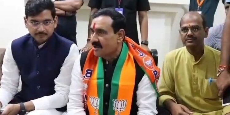दिग्विजय सिंह जी हार की हताशा से बचने के लिए और कार्यकर्ताओं का मनोबल बनाए रखने के लिए सोशल मीडिया का दुरुपयोग कर फर्जी सर्वे चला रहे VIDEO