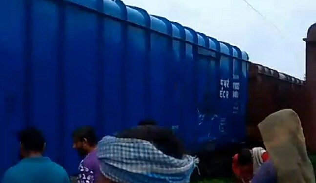 माल गोदाम पर अल्ट्रा टेक सीमेंट से भरी एक वैगन (पटरी) ट्रैक से उतरकर जमीन पर चली गई,रेल्वे की लापरवाही के चलते मजदूर वेगन की चपेट में आ सकते थे….. वीडियो