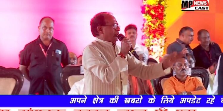 आज ग्वालियर की धरती पर लाड़ली बहनों तथा यहां की जनता ने फूलों की वर्षा कर ऐतिहासिक स्वागत किया है।    मेरी बहनों, मेरा संकल्प है कि मैं आपके जीवन में कोई कांटे नहीं रहने दूंगा: CM