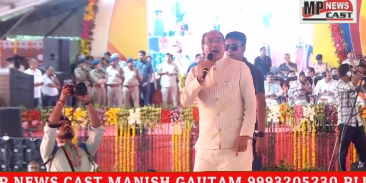 बहनों, अगले साल से हमारे बच्चे कक्षा 12वीं में 60 प्रतिशत से अधिक नंबर लाएंगे तो मामा उन्हें लैपटॉप के लिए ₹25 हजार उनके खातों में डालेगा।  गांव और शहर के स्कूल में कक्षा 12वीं जो बच्चे प्रथम, द्वितीय, तृतीय रैंक लाएंगे उन्हें मामा स्कूटी दिलाएगा: CM
