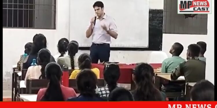 *कलेक्टर अविप्रसाद स्वयं इन युवाओं का एक विशेष सत्र लेने पहुंचे*  *भारी बारिश के बावजूद भारत निर्माण कोचिंग में पहुंचे कलेक्टर अविप्रसाद*  *जहां तकरीबन 90 मिनट तक कलेक्टर अविप्रसाद ने उनका एक विशेष पीरियड लिया*   *महत्वपूर्ण तथ्यों को बड़ी ही सरलता से समझा गए कलेक्टर*