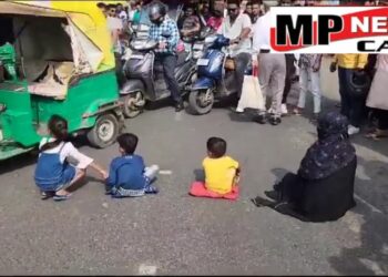 रेप पीड़िता ने अपने तीन मासूमों के साथ किया चक्का जाम,