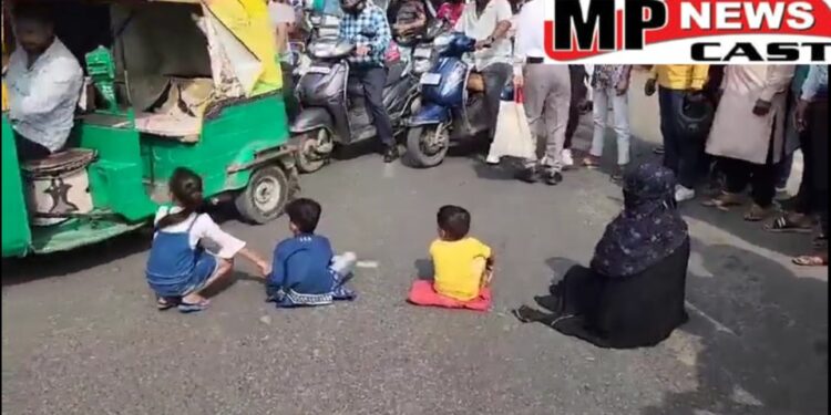 रेप पीड़िता ने अपने तीन मासूमों के साथ किया चक्का जाम,