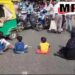 रेप पीड़िता ने अपने तीन मासूमों के साथ किया चक्का जाम,