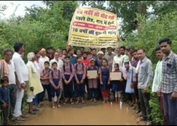सड़क नहीं बनने से नाराज ग्रामीण बोले-रोड नहीं तो वोट नहीं  स्वीकार करो नमस्ते जी रोड बना दो कुलस्ते