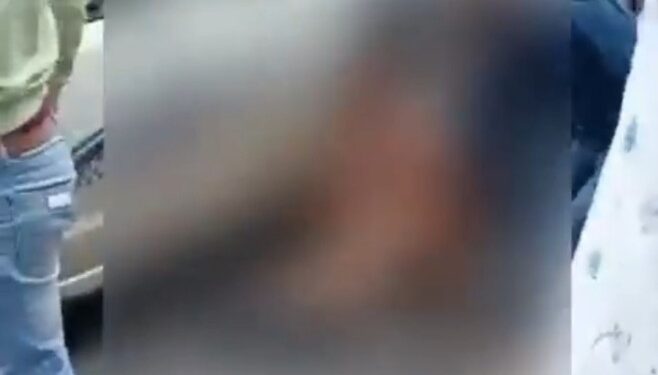 नीट की तैयारी कर रही छात्रा के परिजनों ने इंस्टीट्यूट के टीचर को नग्न करके पीटा, सड़क पर निर्वस्त्र कर पीटते हुए ले आए पुलिस स्टेशन,देखे VIDEO