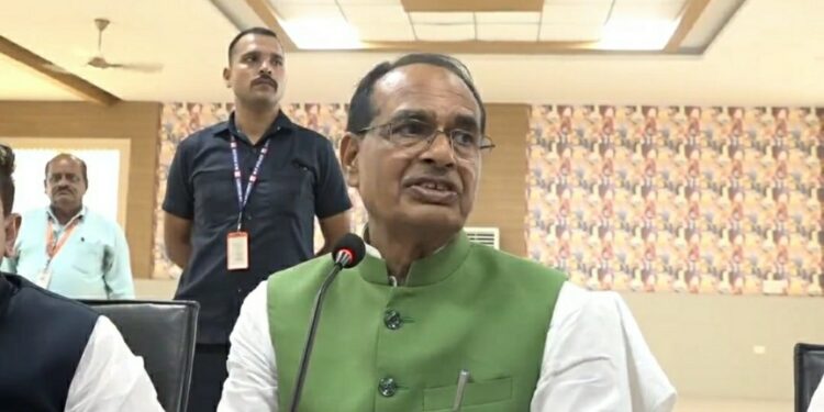 मध्यप्रदेश सरकार ने इस निवेश को लाने के लिए ₹15 हजार करोड़ की अलग-अलग सहूलियतें भी दी हैं। इस निवेश से केवल बीना ही नहीं, बल्कि खुरई, सागर, कुरवाई, सिंरोज, मुंगावली, बासौदा, विदिशा और आसपास का क्षेत्र ऐसा औद्योगिक हब बनेगा कि यहां रोजगार के अवसर सृजित होते चले जाएंगे: CM