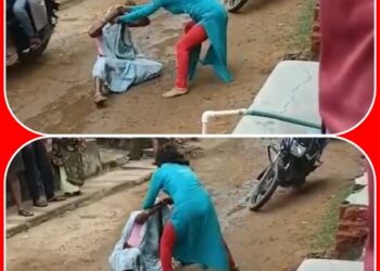 वायरल VIDEO जादू-टोने के शक में एक  आदिवासी वृद्ध महिला को सड़क पर पटक-पटक कर बेरहमी से पीटा