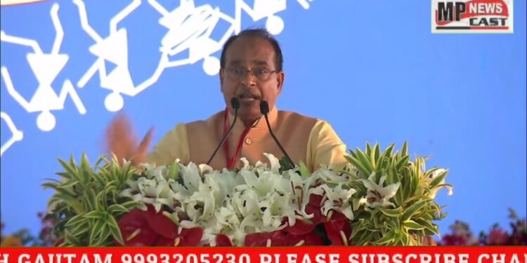 मुझे कहते हुए आनंद और प्रसन्नता है कि केन-बेतवा परियोजना मंजूर हो गई है। इससे बुंदेलखंड की 20 लाख एकड़ जमीन में सिंचाई होगी, पूरा बुंदेलखंड बदल जाएगा।  मैं आप सभी की ओर से प्रधानमंत्री जी से प्रार्थना करता हूं कि केन-बेतवा का भूमिपूजन करने आप बुंदेलखंड की धरती पर जरूर पधारें: CM
