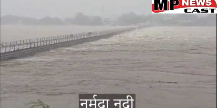 मध्य प्रदेश में भारी बारिश का असर नर्मदा नदी और चंबल नदी उफान पर, उज्जैन क्षिप्रा बड़ी पुल और ओंकारेश्वर पुलिया पर भी भरा पानी