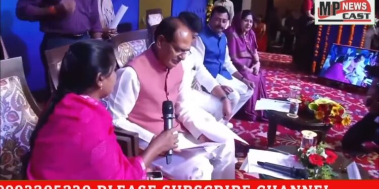 मुख्‍यमंत्री शिवराज सिंह चौहान ने मुख्यमंत्री लाड़ली बहना आवास योजना के अंतर्गत बहन ममता का आवेदन फॉर्म भर योजना का शुभारंभ किया।