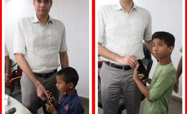 सक्षम छात्रावास के दिव्यांग बच्चों को कलेक्टर ने वितरित किए डेजी प्लेयर और स्मार्टफोन्स साइट सेवर्स संस्था ने दिया प्रशिक्षण, संस्था ने उपलब्ध कराए उपकरण