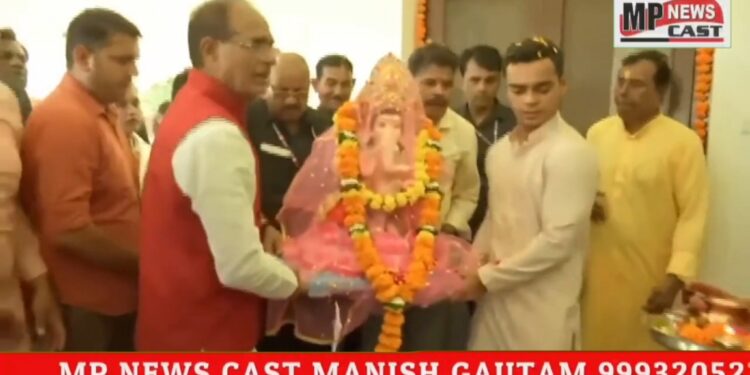 मुख्यमंत्री शिवराज सिंह चौहान ने आज गणेश चतुर्थी के पावन अवसर पर परिवार के साथ भोपाल के प्लेटिनम प्लाजा स्थित मार्केट से विघ्नहर्ता गणपति जी की प्रतिमा लाकर निवास में विधि-विधान से स्थापित की।