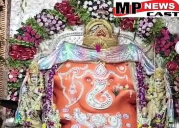 4 करोड़ के स्वर्ण आभूषण से सजे गणपति महाराज; दर्शन करने उमड़ी भक्तों की भीड़, देखें VIDEO