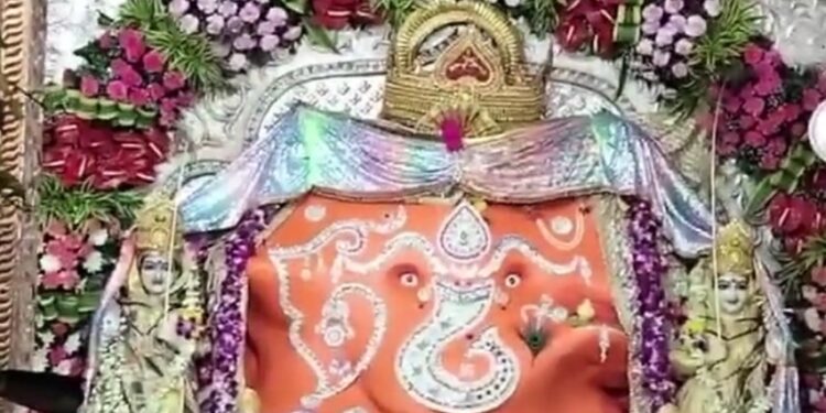 4 करोड़ के स्वर्ण आभूषण से सजे गणपति महाराज; दर्शन करने उमड़ी भक्तों की भीड़, देखें VIDEO