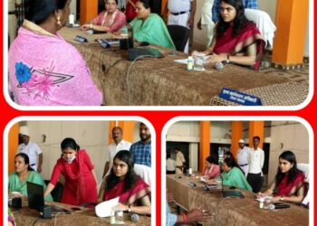 जनसुनवाई में कलेक्टर ने सुश्री ऋजु बाफना को अपनी समस्यायें बताई और आवेदन दिये