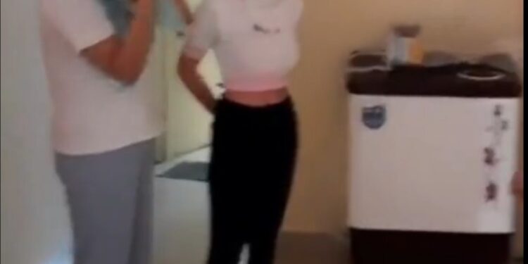 विदेशी महिलाएं समेत पुरुष को किया गया गिरफ्तार  अलकनंदा एनक्लेव अपार्टमेंट में चल रहा था विदेशी महिलाओं का सेक्स स्कैंडल