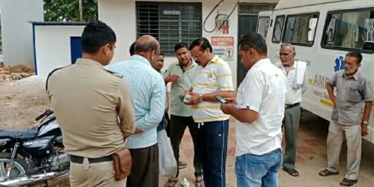 कटनी में डिवाइडर से टकरा कर पानी से भरे गड्ढे में गिरी कार। बड़वानी के गल्ला कारोबारी व कार चालक की दर्दनाक मौत।