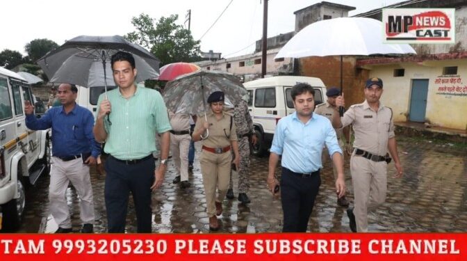 *कलेक्टर और एसपी ने रिमझिम फुहारों के बीच इंदिरा नगर बस्ती की गलियों में घूम कर सभी से मतदान अवश्य करने का किया आग्रह*  *आईऐ सुने क्या कहा कलेक्टर अविप्रसाद,एस पी अभिजीत रंजन ने*