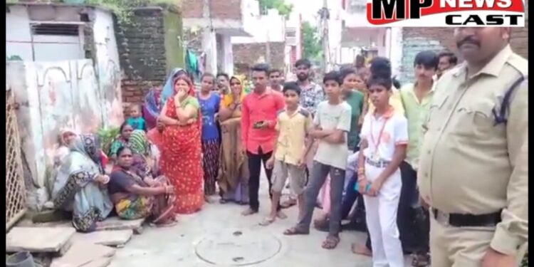 उज्जैन महावीर नगर में एक ही परिवार के 4 लोगों के शव मिले,
