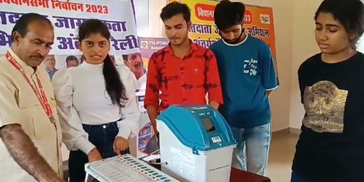 गांव-गांव पहुंचकर ईवीएम एवं वीवीपैट का किया जा रहा है प्रदर्शन  स्वीप के अंतर्गत की जा रही मतदाता जागरूकता