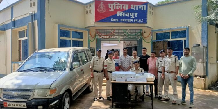 शिवपुर पुलिस ने टवेरा कार से तस्करी हो रही गांजे की बडी खेप पकड़ी,मुखबिर की सूचना पर पुलिस टीम ने घेराबंदी कर आरोपीयो को किया गिरफ्तार,15 किलो गांजा किया बरामद….