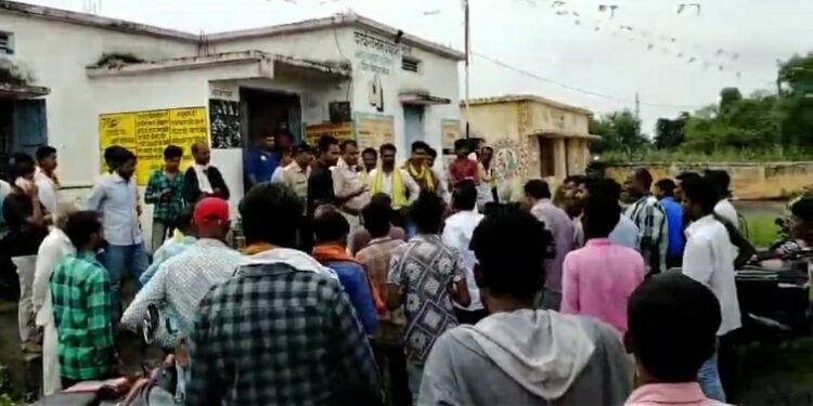*जनपद पंचायत परासिया के अंतर्गत आने वाली ग्राम पंचायत मारई में ग्राम सभा के दौरान हंगामा* VIDEO