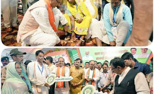 मुख्यमंत्री शिवराज सिंह चौहान ने आज खंडवा जिले के हरसूद में आयोजित कार्यक्रम में सहभागिता कर ‘मुख्यमंत्री चरण पादुका योजना’ अंतर्गत तेंदूपत्ता संग्राहकों को हितलाभ का वितरण किया