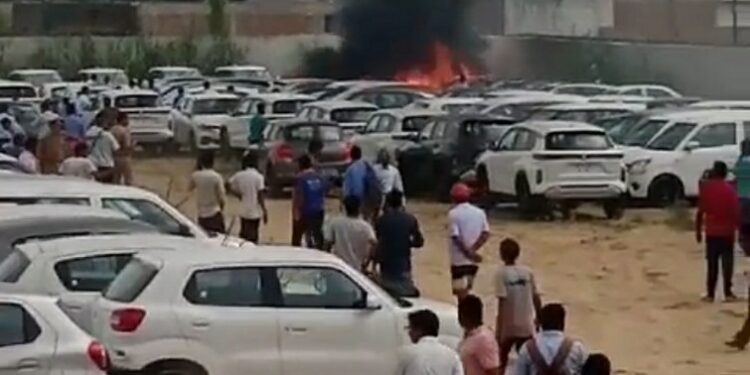 प्रयागराज से बड़ी खबर ग्यारह हजार की लाइन टूट कर कारों के ऊपर गिर जाने से करो में होने लगा धमाका।