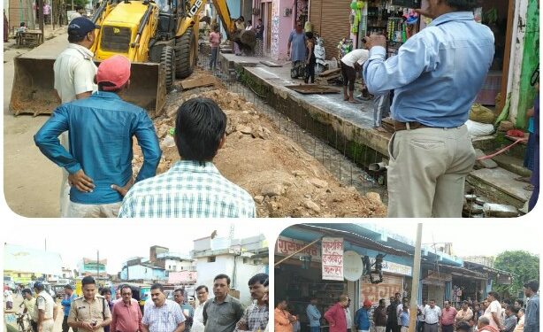 उमरियापान के टोला रोड़ में पहुँचे अधिकारियों ने नाली निर्माण कार्य में आ रही बाधा का कराया निराकरण, नपाई कराकर शुरू कराया काम