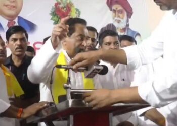 इंदौर में कमलनाथ का कार्यक्रम कवर करने पहुंचे मीडियाकर्मियों के साथ धक्का-मुक्की। जब मीडिया कार्यक्रम का बहिष्कार कर जाने लगे देखिऐ VIDEO