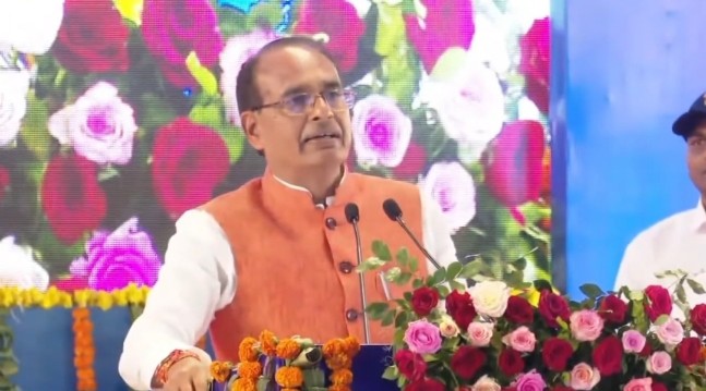 मुख्यमंत्री शिवराज सिंह चौहान ने भोपाल में आयोजित ‘कोटवार सम्मेलन’ में प्रदेश के कोटवारों को बड़ी सौगातें दी। कोटवारों के मानदेय में हर साल ₹500 की वृद्धि होगी। ऐसे कोटवार जिनके पास सेवा भूमि नहीं है, उनका मानदेय ₹4,000 से बढ़ाकर ₹8,000 किया जाएगा।