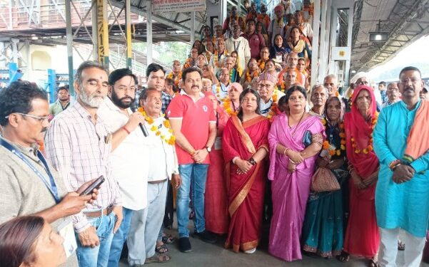 महापौर श्रीमति प्रीति संजीव सूरी ने मुख्यमंत्री तीर्थ दर्शन यात्रियों का स्टेशन में किया स्वागत* *महापौर निगमाध्यक्ष मनीष पाठक ने तीर्थयात्रियों को पुष्प गुच्छ भेंटकर किया रवाना*