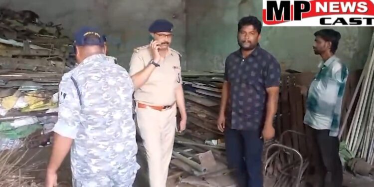 जबलपुर गुरंदी बाजार में मचा हड़कंप, कबाड़ियों के यहां ओमती पुलिस ने मारा छापा
