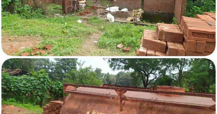 शासकीय भूमि पर अवैध कब्जा कर मकान बनवा रहा रोजगार सहायक  उमरियापान- ढीमरखेड़ा मुख्य मार्ग के गर्राघाट का मामला,ग्रामीणों ने अधिकारियों से की कार्रवाई की मांग