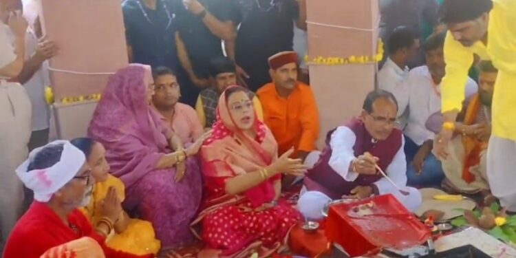 मुख्यमंत्री  शिवराज सिंह  चौहान आज सपत्नीक विदिशा के रंगई स्थित श्री बाढ़ वाले गणेश मंदिर में आयोजित कार्यक्रमों में शामिल। VIDEO