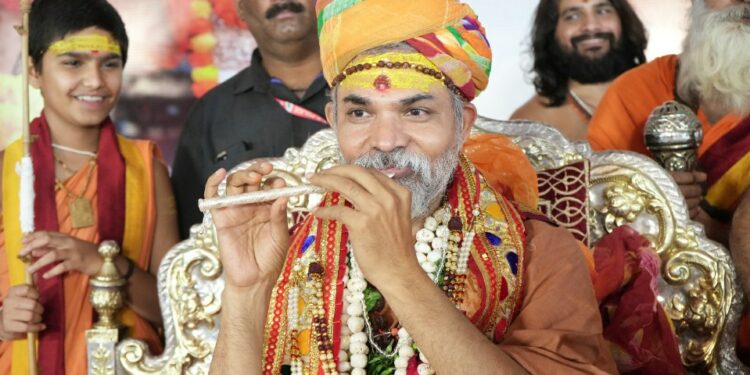 जिसके जीवन में यम नियम नही,वह व्यक्ति पशु के समान है-शंकराचार्य*