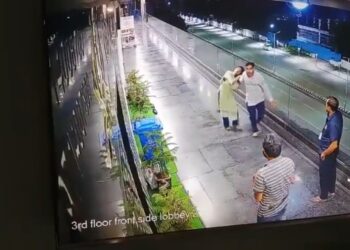 स्पा में काम करने वाली लड़की को स्पा के मालिक ने बेरहमी से पिटाई की VIDEO