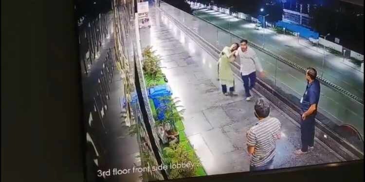 स्पा में काम करने वाली लड़की को स्पा के मालिक ने बेरहमी से पिटाई की VIDEO