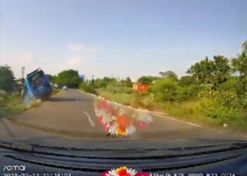 चलते चलते बस नदी में गिर जाये और कैमरा में क़ैद हो जाये, ये हादसा खरगोन जिले में हुआ, २५ यात्री घायल, पीछे की बस के कैमरे में क़ैद हुई घटना VIDEO