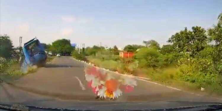 चलते चलते बस नदी में गिर जाये और कैमरा में क़ैद हो जाये, ये हादसा खरगोन जिले में हुआ, २५ यात्री घायल, पीछे की बस के कैमरे में क़ैद हुई घटना VIDEO