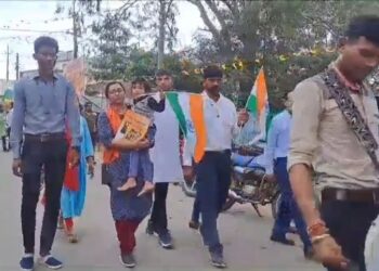 एमपी की डिप्टी कलेक्टर निशा बांगरे सड़क पर उतरीं। चुनाव लड़ने के लिए सरकारी नौकरी से दिया था त्यागपत्र,