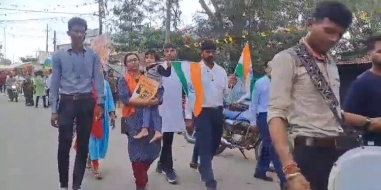 एमपी की डिप्टी कलेक्टर निशा बांगरे सड़क पर उतरीं। चुनाव लड़ने के लिए सरकारी नौकरी से दिया था त्यागपत्र,