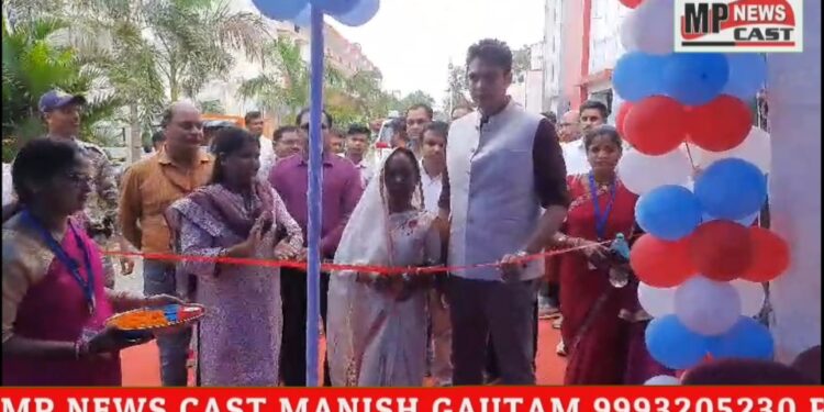 जिला पंचायत अध्यक्ष सुनीता मेहरा और कलेक्टर अवि प्रसाद ने आज बस स्टैंड स्थित आडिटोरियम पहुंच कर आज से शुरू तीन दिवसीय आजीविका उत्पाद मेला का शुभारंभ किया।