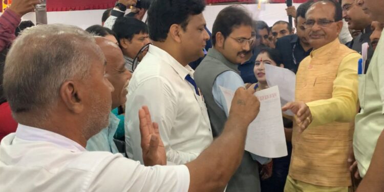 पत्रकारों पर लगे मुकदमे वापस नहीं तो वोट नहीं देखें VIDEO