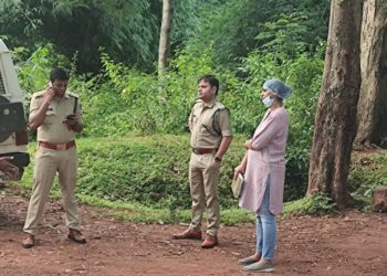 बहोरीबंद अंतर्गत ग्राम कुआ के जंगल में अज्ञात युवक की लाश झाडि़यों में मिली। मौके पर पुलिस अधीक्षक अभिजीत कुमार रंजन ने पहुचकर